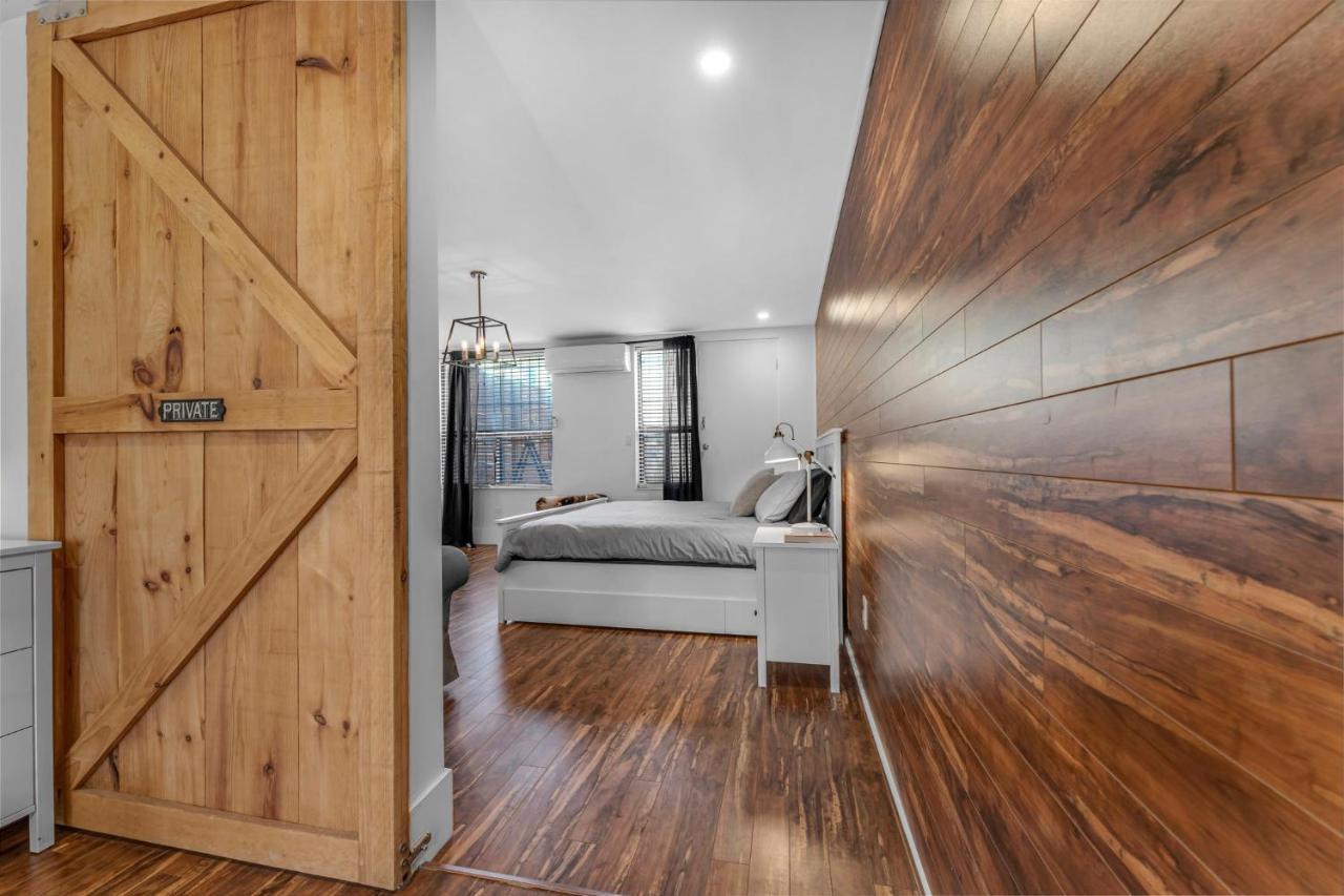 Amazing Fully Renovated Apartment On Queen St. Toronto Exterior foto