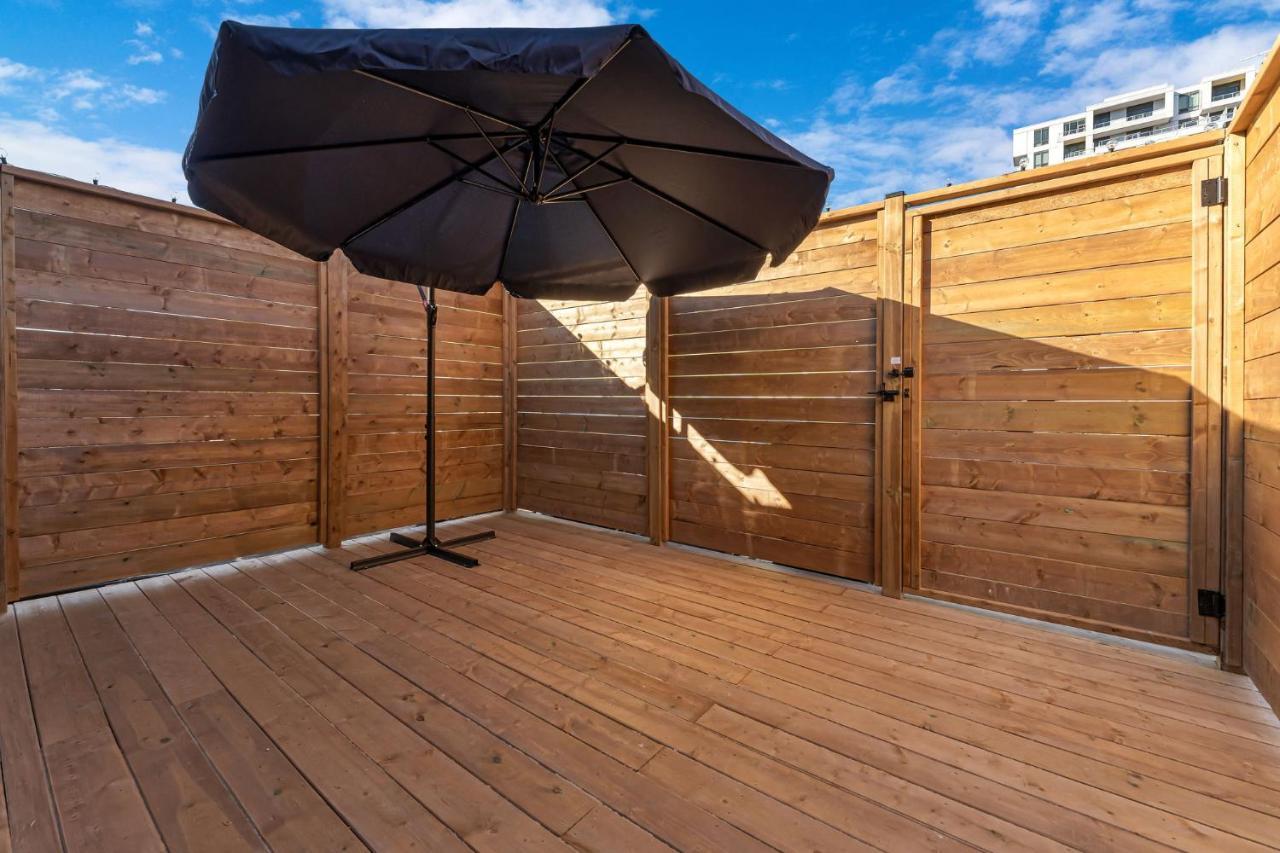 Amazing Fully Renovated Apartment On Queen St. Toronto Exterior foto